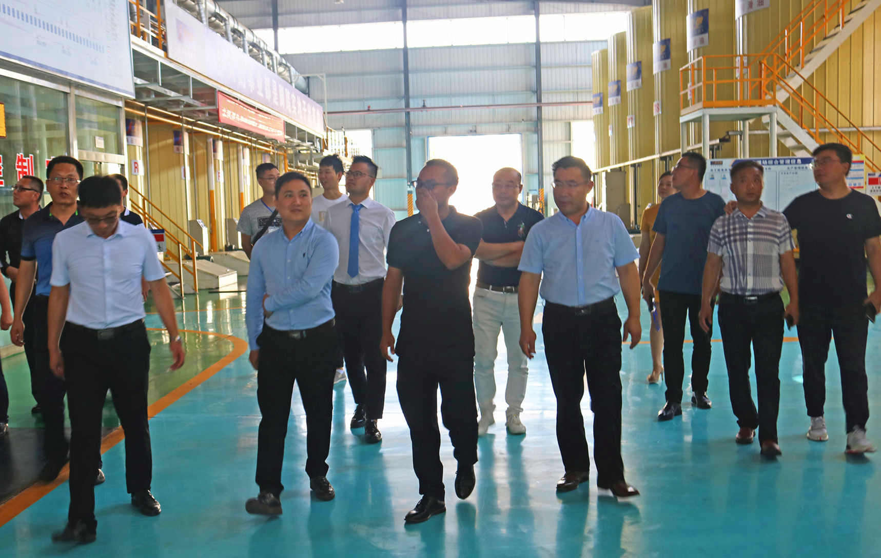 中國潤滑油品牌峰會(huì)考察團(tuán)走進(jìn)金雪馳馬鞍山公司參觀調(diào)研