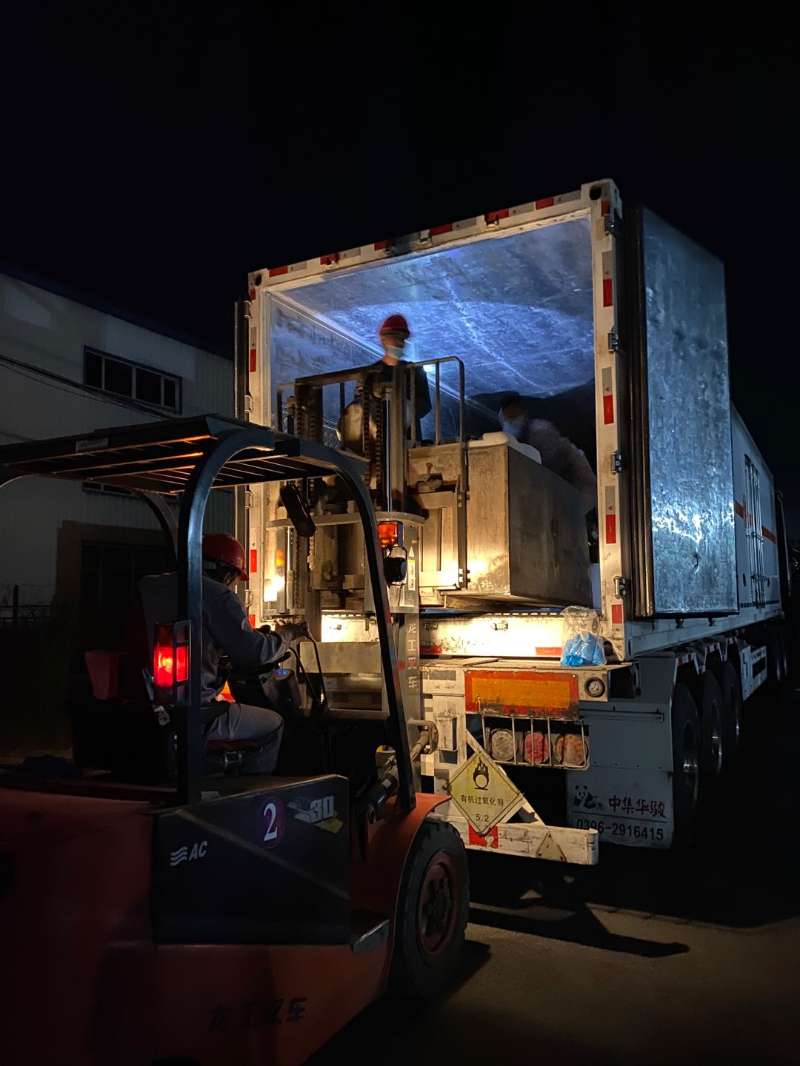  迎著遠(yuǎn)處微微發(fā)亮的天際，他們?cè)僖淮翁ど狭恕罢鞒獭? /></a></div>
<div   id=